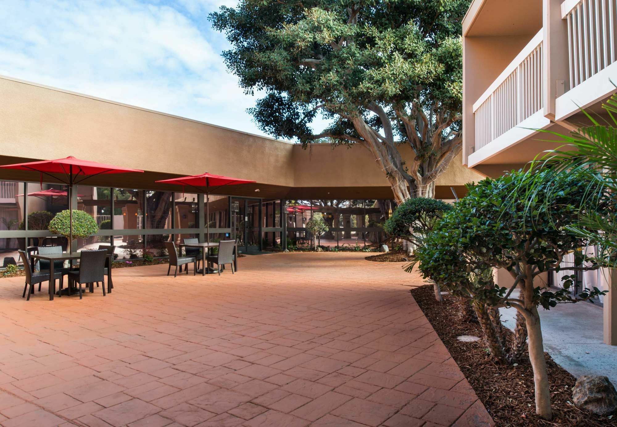 Courtyard By Marriott Oxnard/Ventura Hotel Exterior photo